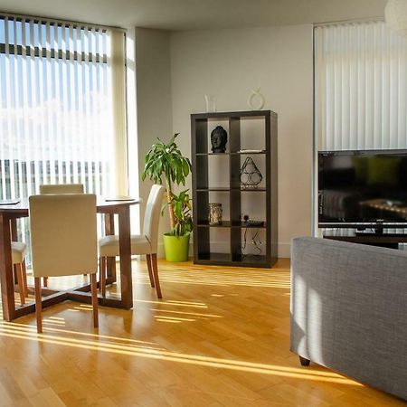 Serviced Apartment In Liverpool City Centre - Free Parking - Balcony - By Happy Days Esterno foto