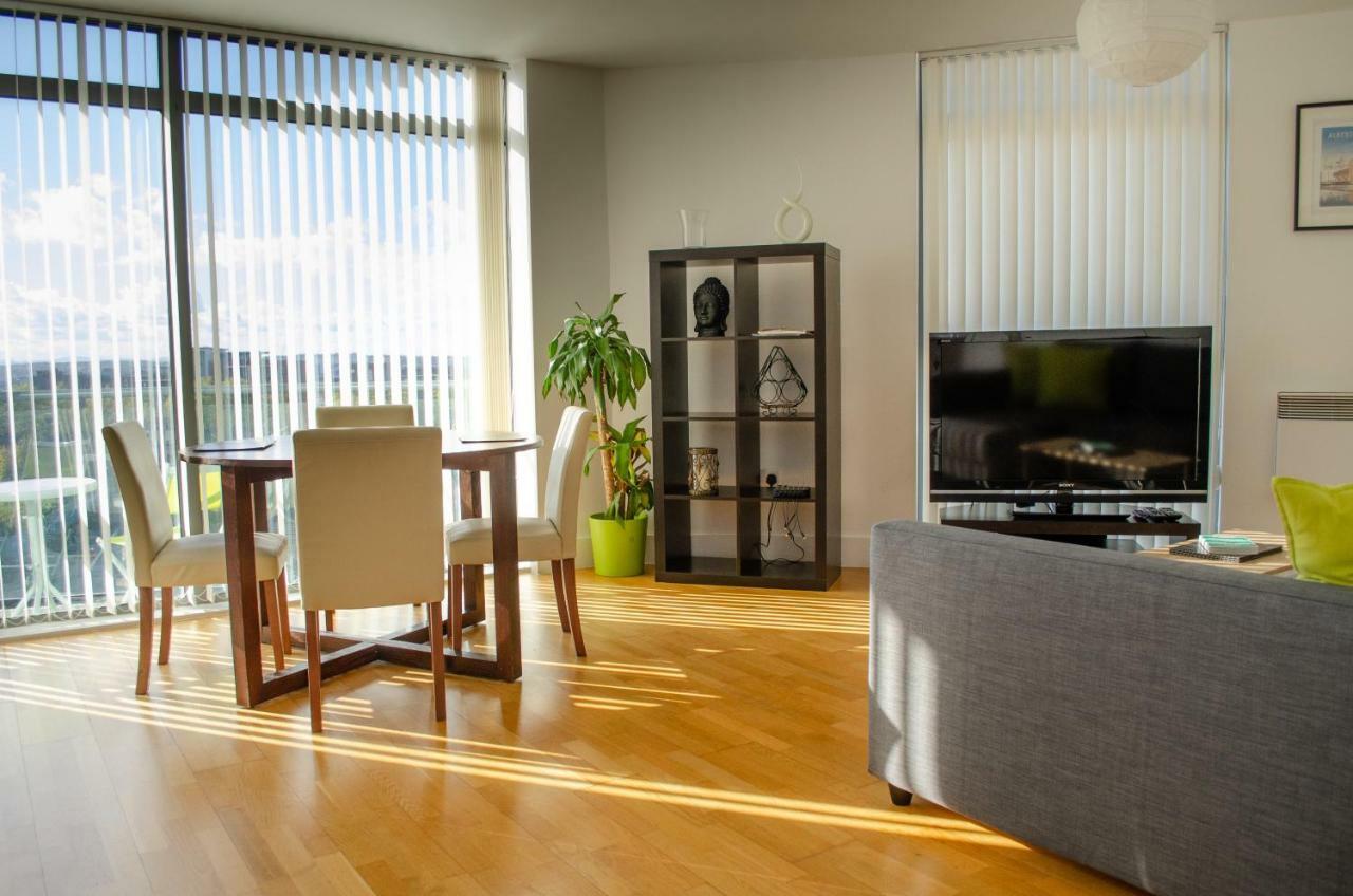 Serviced Apartment In Liverpool City Centre - Free Parking - Balcony - By Happy Days Esterno foto